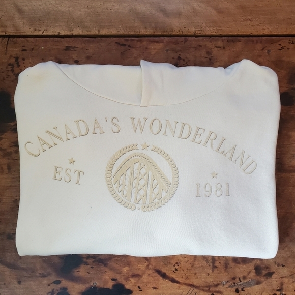 Six Flags Sweaters - Canada's Wonderland Pullover Hoodie Size 2XL - Cream